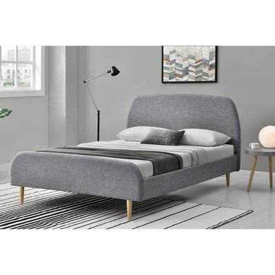 Cadre de lit scandinave en tissu gris clair avec pieds en bois 140x190 cm SANDVIK - 220471 - 3700998511072